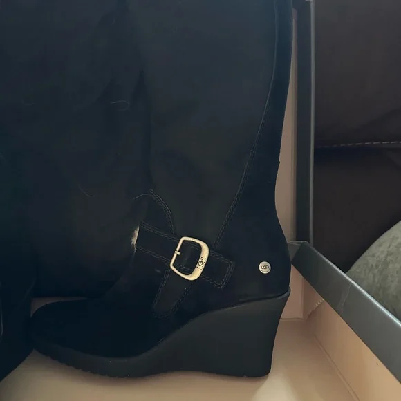 UGG TALL WEDGE BOOT - WITH BOX & BAG - Picture 5 of 6